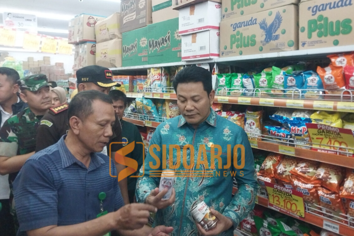 Bupati Sidoarjo, Subandi bersama Wabup Mimik Idayana dan Forkopimda sidak mamin ke sejumlah supermarket di Kota Delta/Foto: Ipung Syaiful