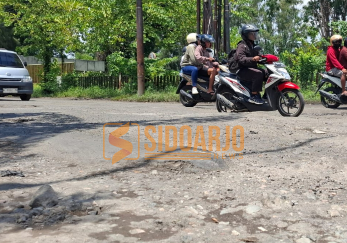 Jalan Sawunggaling, Jemundo atau tepatnya di sekitar SMAN 1 Taman yang mengalami kerusakan/Foto: Ipung Syaiful