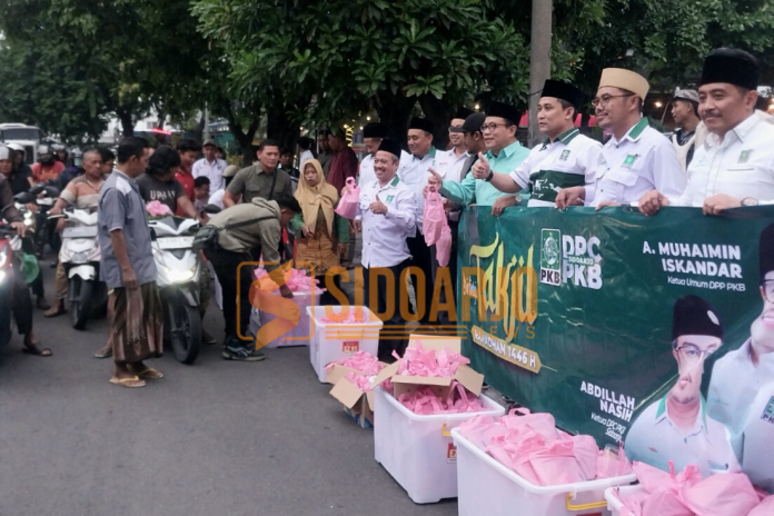 DPC PKB Sidoarjo membagikan takjil gratis kepada pengendara motor/Foto: Ipung Syaiful
