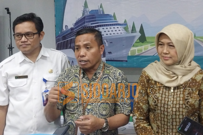 Kepala BPJS Kesehatan Cabang Sidoarjo, Munaqib (tengah) saat diwawancarai awak media terkait pelayanan selama libur lebaran 2025 / Foto: Ipung Syaiful