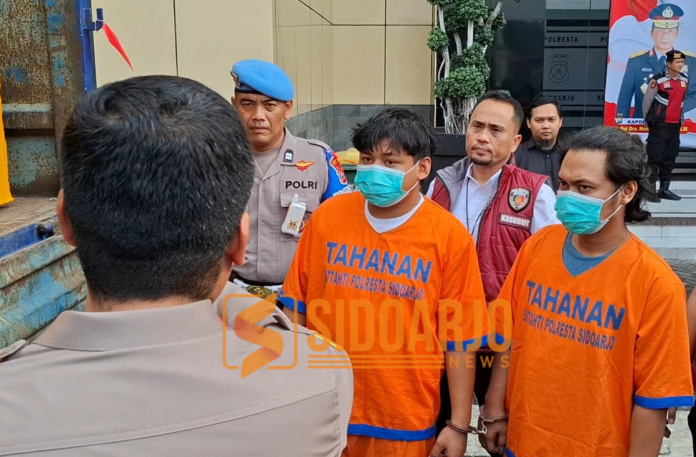 Para pelaku saat menjelaskan proses modifikasi truknya/Foto: Hnf