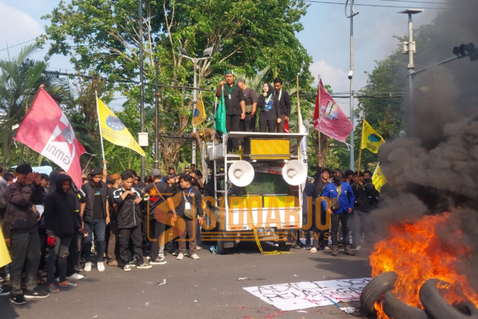 Ratusan mahasiswa Sidoarjo saat menggelar aksi tolak revisi UU TNI di depan Kantor DPRD Sidoarjo/Foto: Ipung Syaiful
