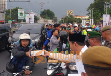 Bupati Subandi bersama Forkopimda Bagikan Ribuan Takjil untuk Masyarakat Sidoarjo Bupati Sidoarjo, Subandi, bersama Forkopimda Sidoarjo saat membagikan ribuan takjil untuk masyarakat Sidoarjo di depan Monumen Jayandaru Komplek Alun-alun Sidoarjo/Foto: Ipung Syaiful