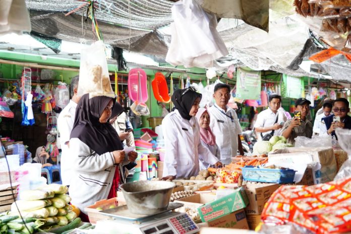 Wakil Bupati Sidoarjo, Mimik Idayana saat blusukan ke Pasar Porong untuk memastikan stok kebutuhan pokok tercukupi selama bulan Ramadhan/Foto: Istimewa