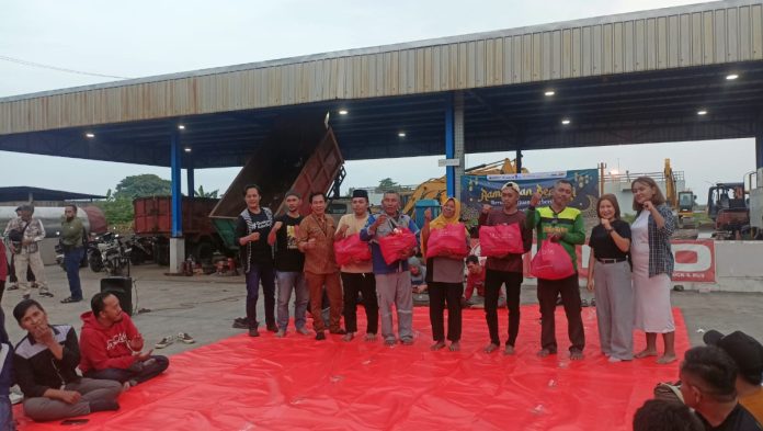 Kejutan dari favehotel Sidoarjo dan Forum Wartawan Sidoarjo (Forwas) bagi para pemilah sampah di Tempat Pembuangan Akhir (TPA) Griyo Mulyo, Jabon, Kamis, (06/03/2025) / Foto: istimewa