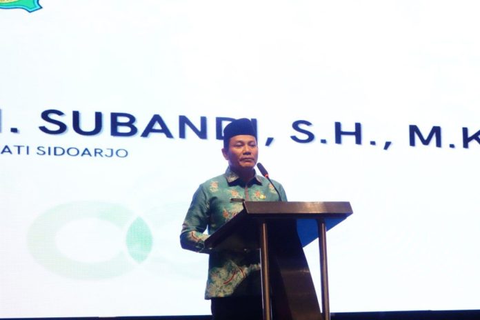 Bupati Sidoarjo, Subandi, saat pidato dalam acara buka puasa bersama Bank Jatim Cabang Sidoarjo di Ballroom Hotel Aston Sidoarjo pada Selasa (11/3/25) kemarin / Foto: istimewa