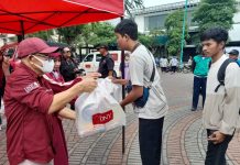 Berbagi Kebahagiaan, DNY Skincare Bagikan Ribuan Bingkisan Lebaran Dhuafa dan Disabilitas DNY Skincare saat membagikan bingkisan lebaran kepada warga dhuafa, anak yatim dan penyandang disabilitas/Foto: Istimewa