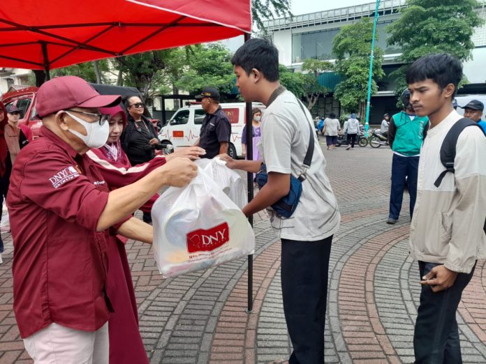 DNY Skincare saat membagikan bingkisan lebaran kepada warga dhuafa, anak yatim dan penyandang disabilitas/Foto: Istimewa