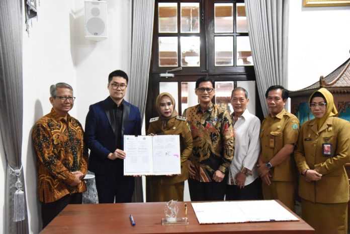 Wakil Bupati Sidoarjo, Mimik Idayana dengan Direktur China Water Industry Group Limited Huang Jian Jia teken MoU kelola TPA Jabon di Pendopo Delta Wibawa/ Foto: Kominfo
