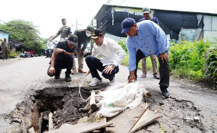 Bupati Sidoarjo Subandi saat sidak jembatan Banjarsari yang ambles / Foto: Kominfo