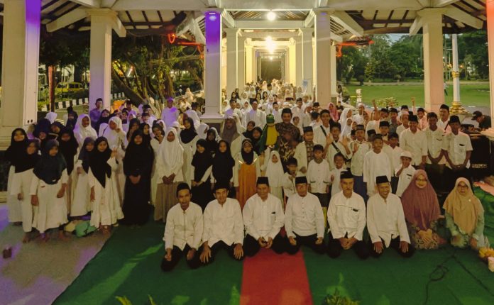 Ratusan anak yatim saat mengikuti buka puasa bersama yang diadakan Yayasan Insan Mandiri di Paseban Alun-alun Sidoarjo / Foto: istimewa