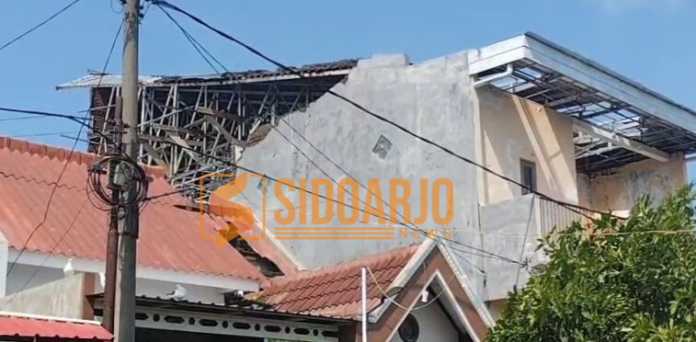 Salah satu rumah warga di Desa Cemandi, Kecamatan Sedati yang terdampak angin kencang/Foto: Hnf