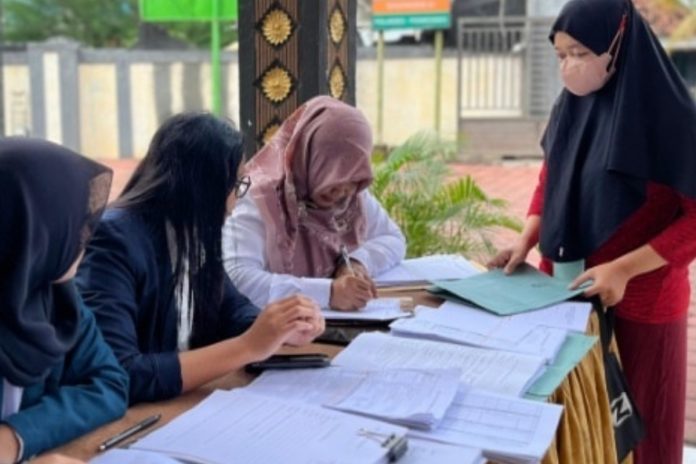 Petugas dari Dinas Dukcapil Sidoarjo saat melayani masyarakat dalam agenda Jebete Sayang / Foto: Dok. Dukcapil Sidoarjo