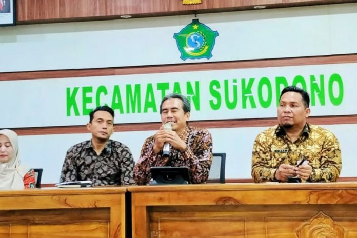 Plt Kepala Dinas Pemberdayaan Masyarakat dan Desa Kabupaten Sidoarjo, Probo Agus Sunarno (tengah) saat sosialisasi lomba tingkat RT beberapa waktu lalu/Foto: Dok. Dinas PMD Sidoarjo