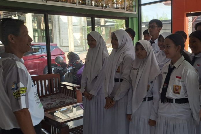 Koordinator KKO SMPN 2 Sidoarjo saat memberikan motivasi kepada siswa-siswi/ Foto:Istimewa