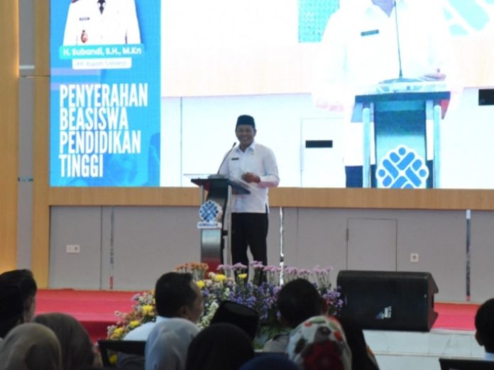 Bupati Sidoarjo, Subandi, saat menyerahkan beasiswa pendidikan tinggi tahun 2024 lalu / Foto: Kominfo Sidoarjo