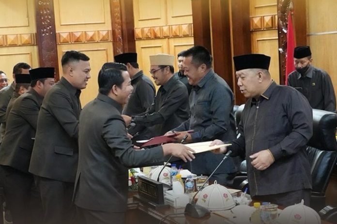 M. Zakaria Dimas saat menyerahkan pandangan umum Fraksi NasDem-Demokrat dalam rapat Paripurna DPRD Sidoarjo/Foto: Dok. Paripurna DPRD Sidoarjo