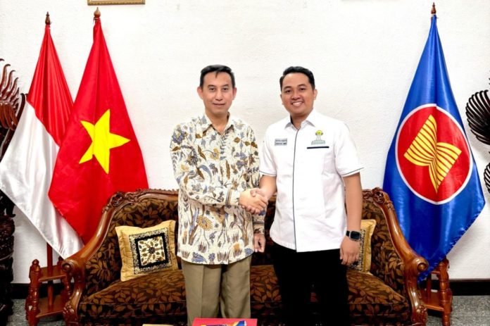 Ketua pelaksana business trip internasional HIPMI Sidoarjo, Yusuf Dhiyauddin Robbani berjabat tangan dengan Konsul Jenderal (Konjen) RI, Agustaviano Sofjan di Ho Chi Minh City, Vietnam / Foto: Dok. HIPMI Sidoarjo