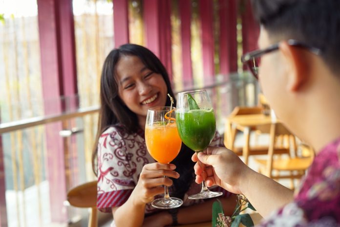 Seorang pengunjung saat menikmati kesegaran minuman baru Green Detox dan Orange Rabbit di Lime Restaurant favehotel Sidoarjo / Foto: favehotel Sidoarjo for sidoarjonews.id