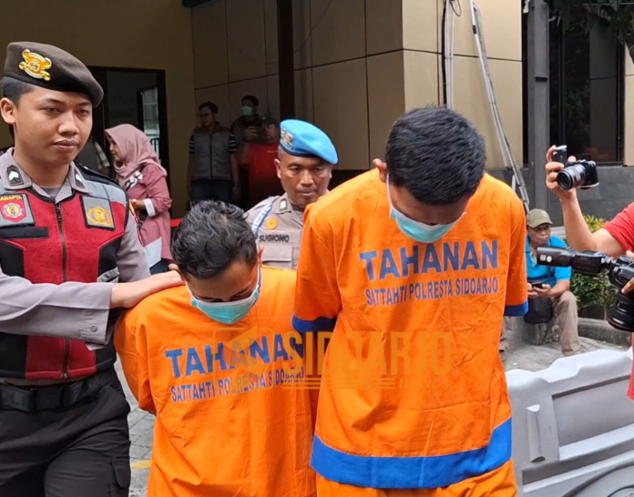 Tampang dua pelaku saat dikeler di Polresta Sidoarjo / Foto: Hnf