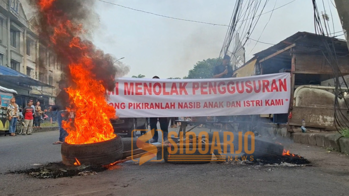 Para pedagang saat membakar ban / Foto : Hnf
