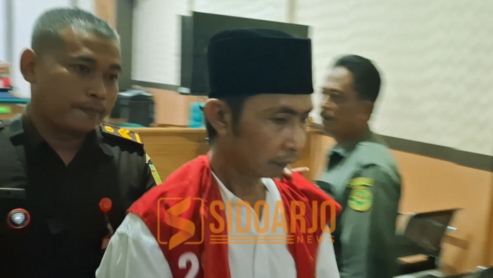 Terdakwa Muhammad Ihyak alias Iyek saat di Pengadilan Negeri Sidoarjo/Foto: Hnf