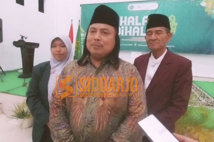 Ketua MWC NU Wonoayu, H. Anas Dimyati, saat diwawancarai awak media tentang BMT NU Wonoayu usai acara halal bihalal di Gedung Serbaguna Desa Mojorangagung/Foto: Ipung Syaiful