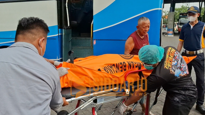 Jasad korban saat di evakuasi oleh petugas dari dalam bus/Foto: Hnf