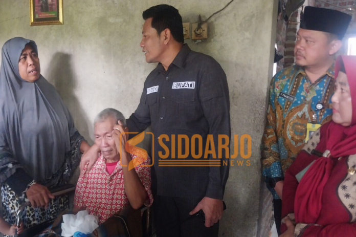 Bupati Sidoarjo, Subandi, saat mengunjungi rumah Supardi di Desa Temu, Kecamatan Prambon, Sidoarjo/Foto: Ipung Syaiful