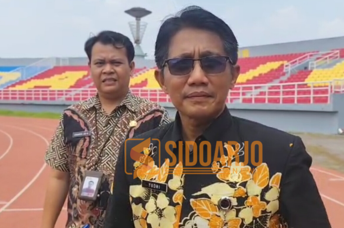 Kepala Dinas Kepemudaan dan Olahraga Sidoarjo, Yudhi Irianto saat diwawancarai awak media di Stadion Gelora Delta Sidoarjo/Foto: Ipung Syaiful