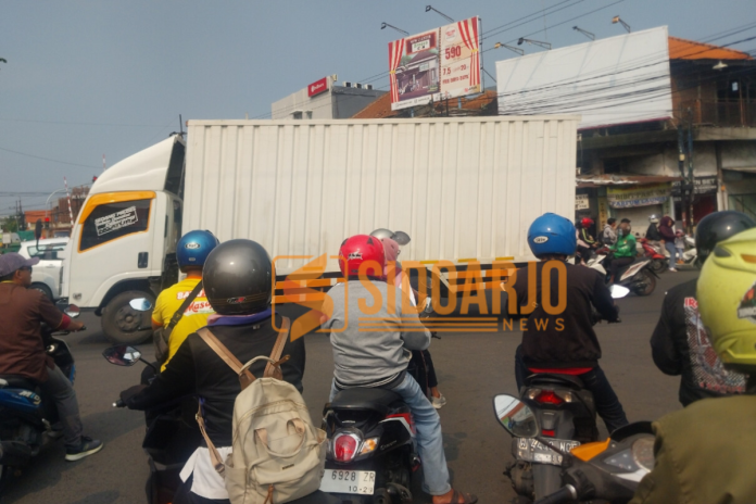 Pengendara saat melintas perempatan Gedangan pada Rabu siang, (23/4/2025) / Foto: Ipung Syaiful
