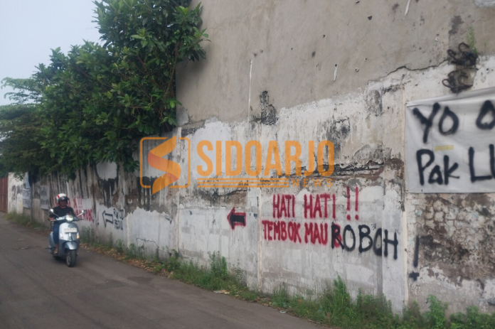 Penampakan tembok doyong di Jalan Jenggolo Kelurahan Pucang yang mengancam keselamatan pengguna jalan, Rabu (23/4/2025)/Foto: Ipung Syaiful