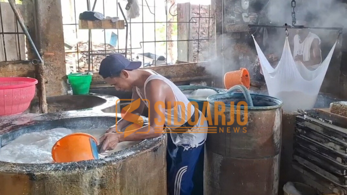 Salah satu perajin tahu di Kelurahan Taman / Foto: Hnf