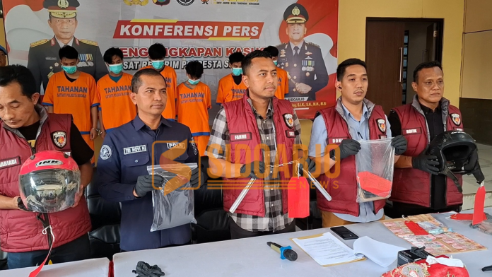 Keenam pelaku saat pers rilis di mapolresta sidoarjo/Foto: Hnf