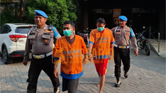 Kedua pelaku pencurian kabel saat pers rilis/Foto: Hnf