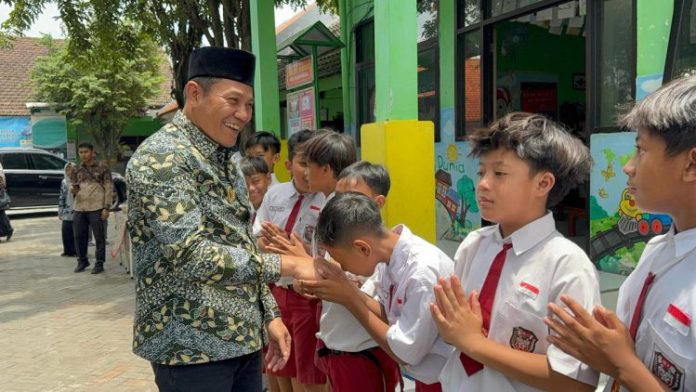 Bupati Sidoarjo Subandi saat sidak SDN Sidomojo, Kecamatan Krian / Foto: Dok. Kominfo Sidoarjo