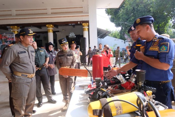 Bupati Sidoarjo, Subandi, bersama Wakil Bupati, Mimik Idayana, saat meninjau sejumlah peralatan Damkar dan Satpol PP usai memimpin Apel Kesiapsiagaan Nasional Satpol PP, Satlinmas, dan Damkar di Pendopo Delta Wibawa pada Rabu (9/4/2025)/Foto: Kominfo Sidoarjo