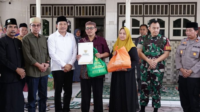 Bupati Sidoarjo, Subandi saat takziah dan salurkan bantuan untuk keluarga santri Yasir Arafat, salah satu korban tenggelam di Pantai Balekambang/Foto: Kominfo Sidoarjo
