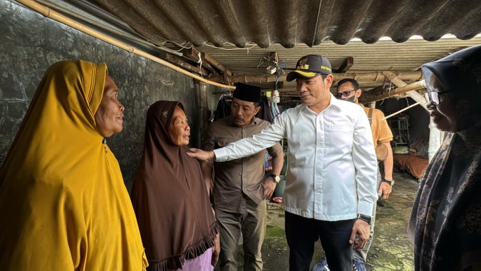 Bupati Subandi saat sidak didampingi oleh Ketua Komisi D DPRD Sidoarjo, Dhamroni, Dinas Sosial Sidoarjo, Baznas Sidoarjo dan jajaran forkopimda / Foto: Kominfo Sidoarjo