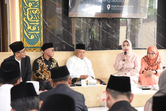 Wakil Bupati Sidoarjo, Mimik Idayana, saat meminta doa para kiai dalam acara halal bihalal MUI Sidoarjo di Ponpes Mambaul Hikam, Candi Sidoarjo/Foto: Kominfo