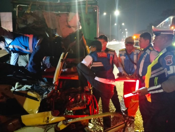 Proses evakuasi jenasah sopir truk/Foto : istimewa