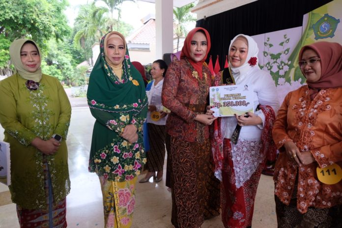 Bupati Sidoarjo, Subandi, dan Wakil Bupati, Mimik Idayana, saat melaunching Puspaga Rinata, edukasi, dan informasi tentang perencanaan keluarga yang dilakukan di Pendopo Delta Wibawa pada, Senin (21/4/2025) / Foto: Kominfo