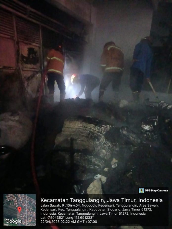 Petugas pemadam kebakaran saat melakukan pembasahan lahan yang terbakar / Foto: istimewa.