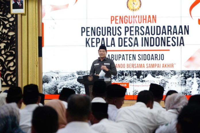 Bupati Sidoarjo saat menyalami sejumlah kepala desa usai dikukuhkan menjadi pengurus Persaudaraan Kepala Desa Indonesia (PKDI) Periode 2025-2029 di Pendopo Delta Wibawa/Foto: Dok. Kominfo Sidoarjo