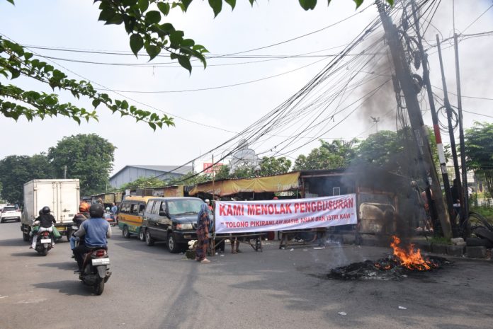 Para PKL di sempadan Afvoer Bono di Pepelegi, Waru, saat menolak penertiban bangli untuk mempermudah normalisasi / Foto: Kominfo Sidoarjo