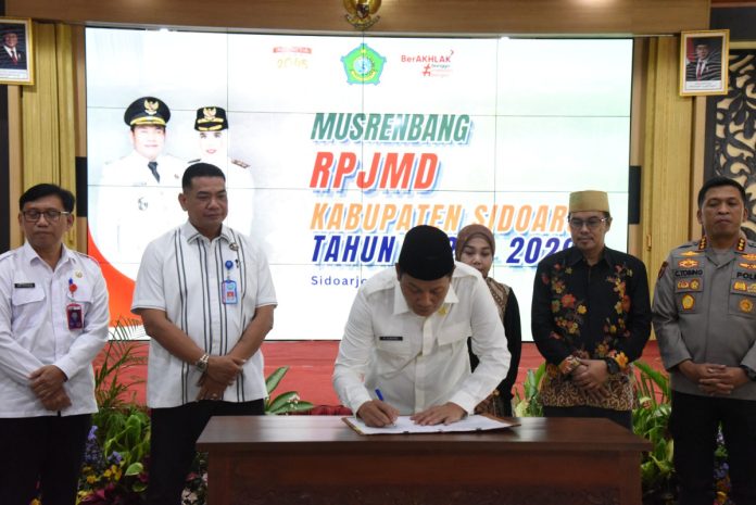 Bupati Subandi saat menandatangani Rencana Pembangunan Jangka Menengah Daerah (RPJMD) tahun 2025 - 2029 di Pendopo Delta Wibawa, Rabu (30/4/2025) / Foto; Kominfo Sidoarjo