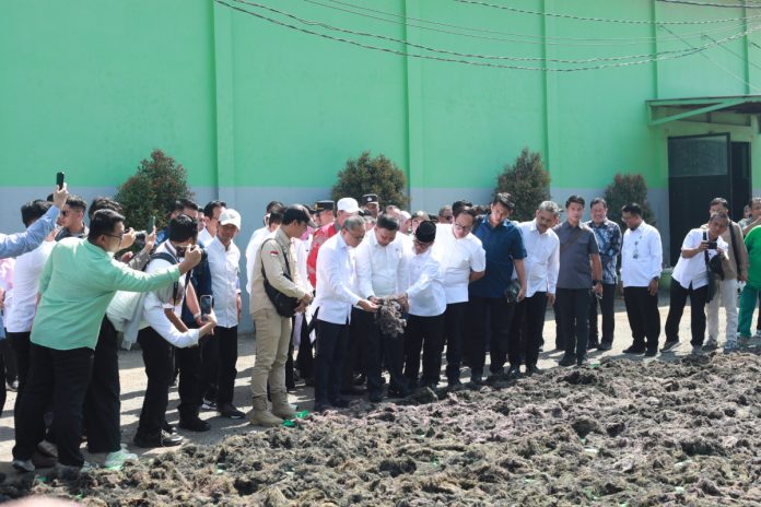 Menko Bidang Pangan, Zulkifli Hasan, saat mendatangi Koperasi Desa Merah Putih Tambak Rumput Laut di Desa Kupang, Kecamatan Jabon / Foto: istimewa