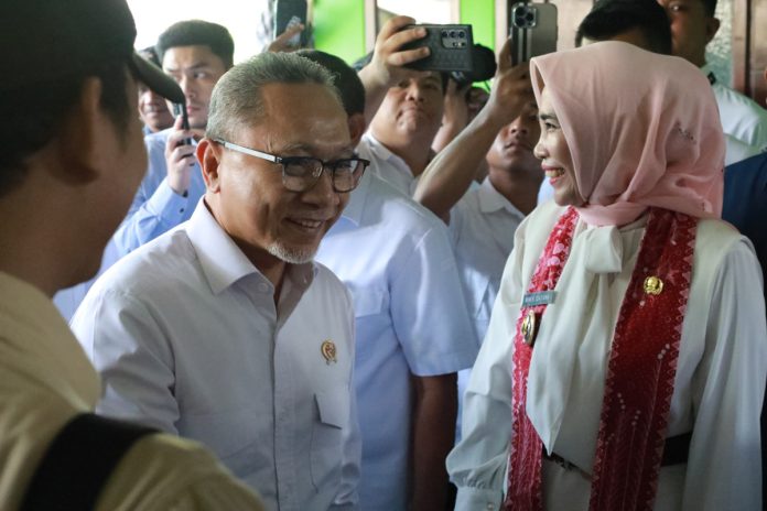 Wakil Bupati Sidoarjo, Mimik Idayana, saat mendampingi Menko Bidang Pangan Zulkifli Hasan di Desa Kupang, Kecamatan Jabon / Foto: istimewa