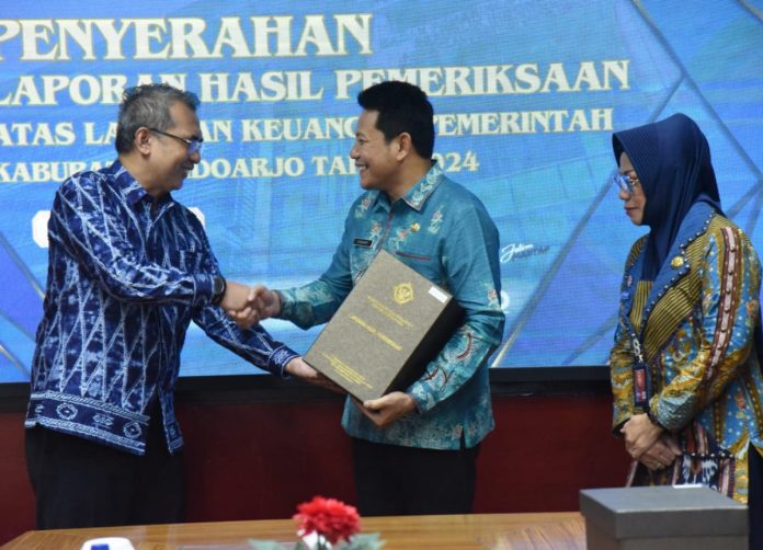 Bupati Sidoarjo, Subandi saat menerima LHP terhadap LKPD Pemkab Sidoarjo dari BPK Jatim/Foto: Kominfo Sidoarjo