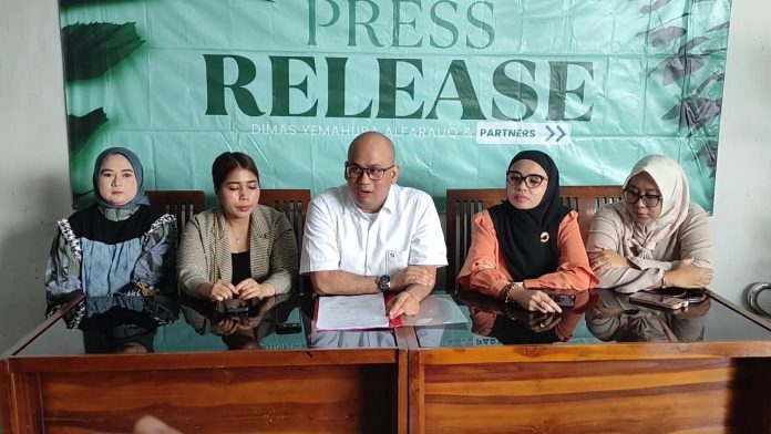 Para korban bersama dengan kuasa hukumnya saat gelaran pers rilis/Foto: istimewa